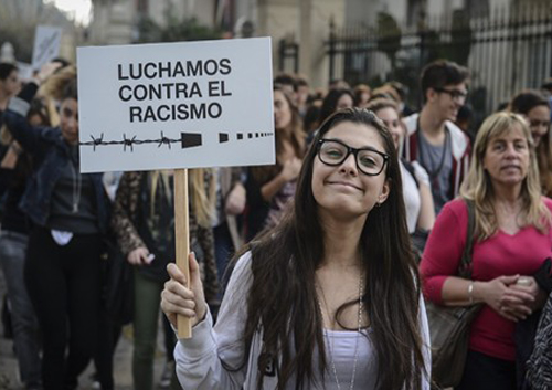 Jóvenes de distintos credos marcharon a favor de la paz y la memoria