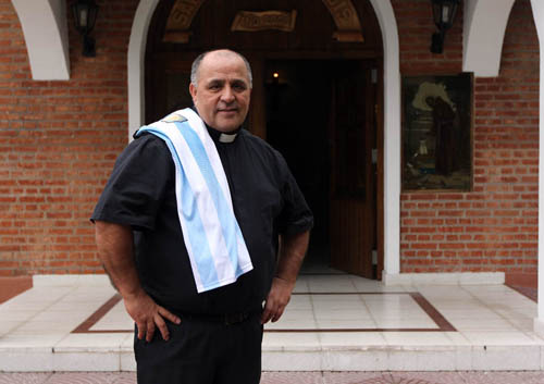 El sacerdote que acompaña a la selección