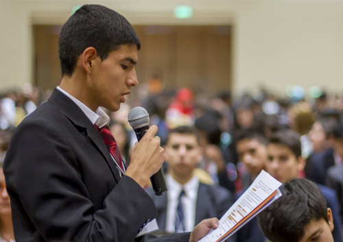 Jóvenes debaten sobre diversos temas de actualidad