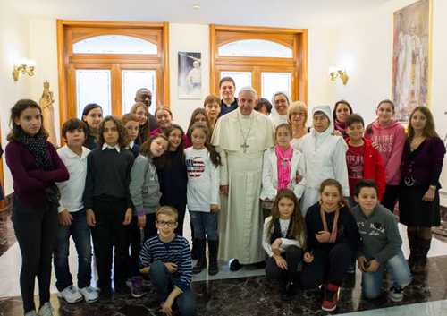 Francisco: “den a los jóvenes ejemplos de fe, no palabras”