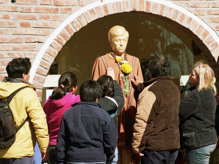 Mano tendida de Dios para su gente