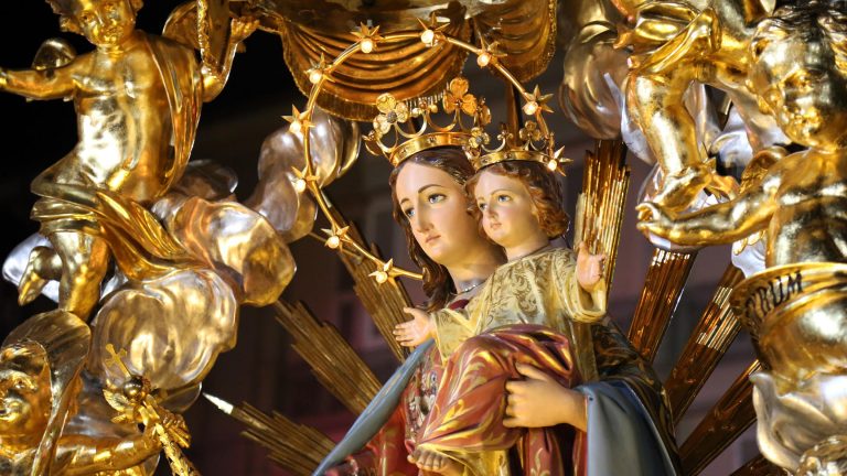 Bajo el manto de María