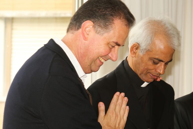 Un misionero regresa, otros parten