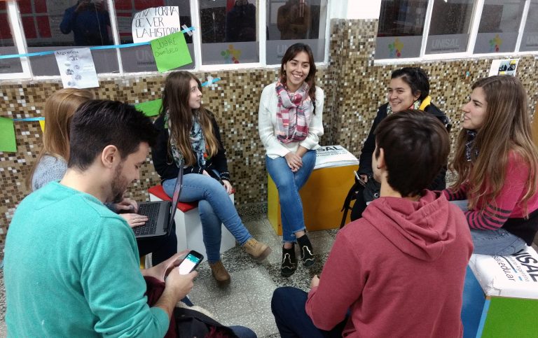 Los jóvenes, en el medio