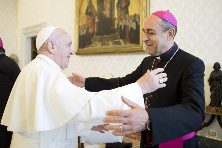 “Los gobiernos fomentan la grieta porque sirve a sus intereses”