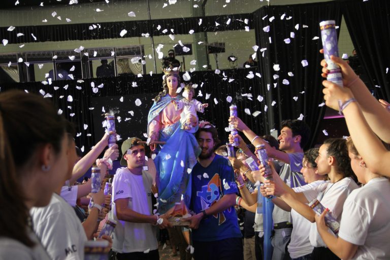 Acompañar a los jóvenes al estilo de María