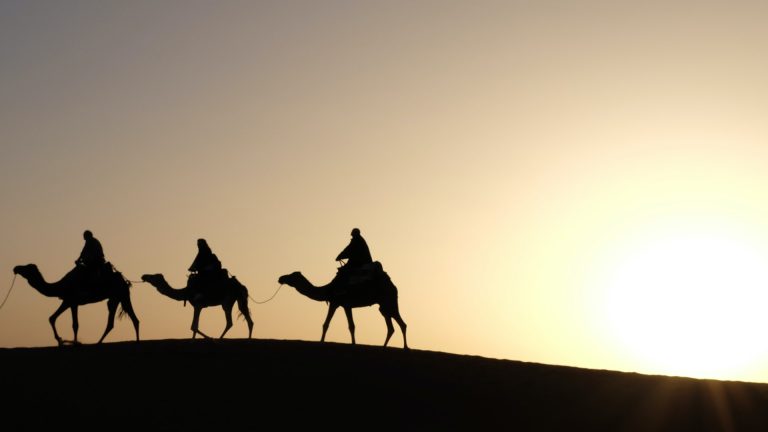 “Y a medianoche, el sol relumbró”
