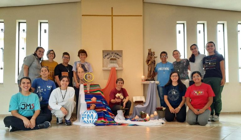 Como María, ser “auxiliadoras” entre las y los jóvenes